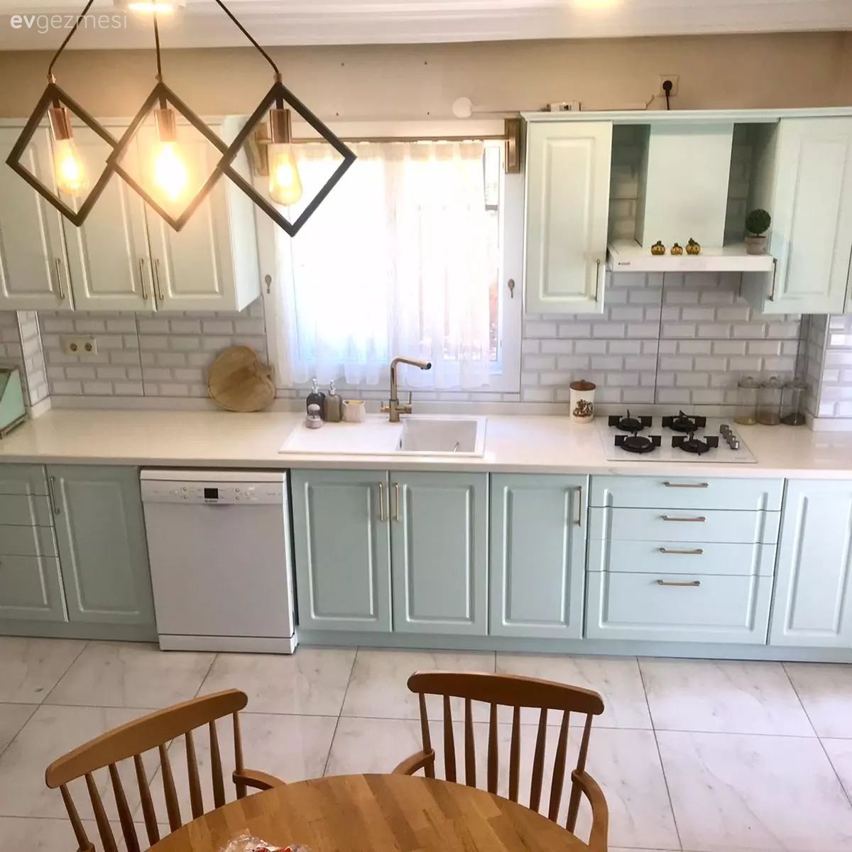 Öncesi&Sonrası: Sararmış Dolaplar Yeni Rengini Çok Sevmiş!