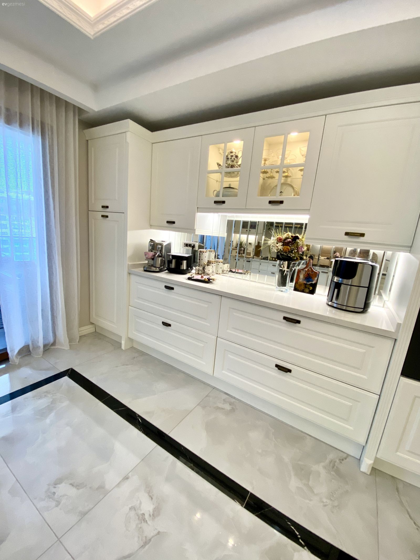 Farklı Tarzlardan Detaylar Mutfağın Genelinde Art Dekoya Dönüşmüş!