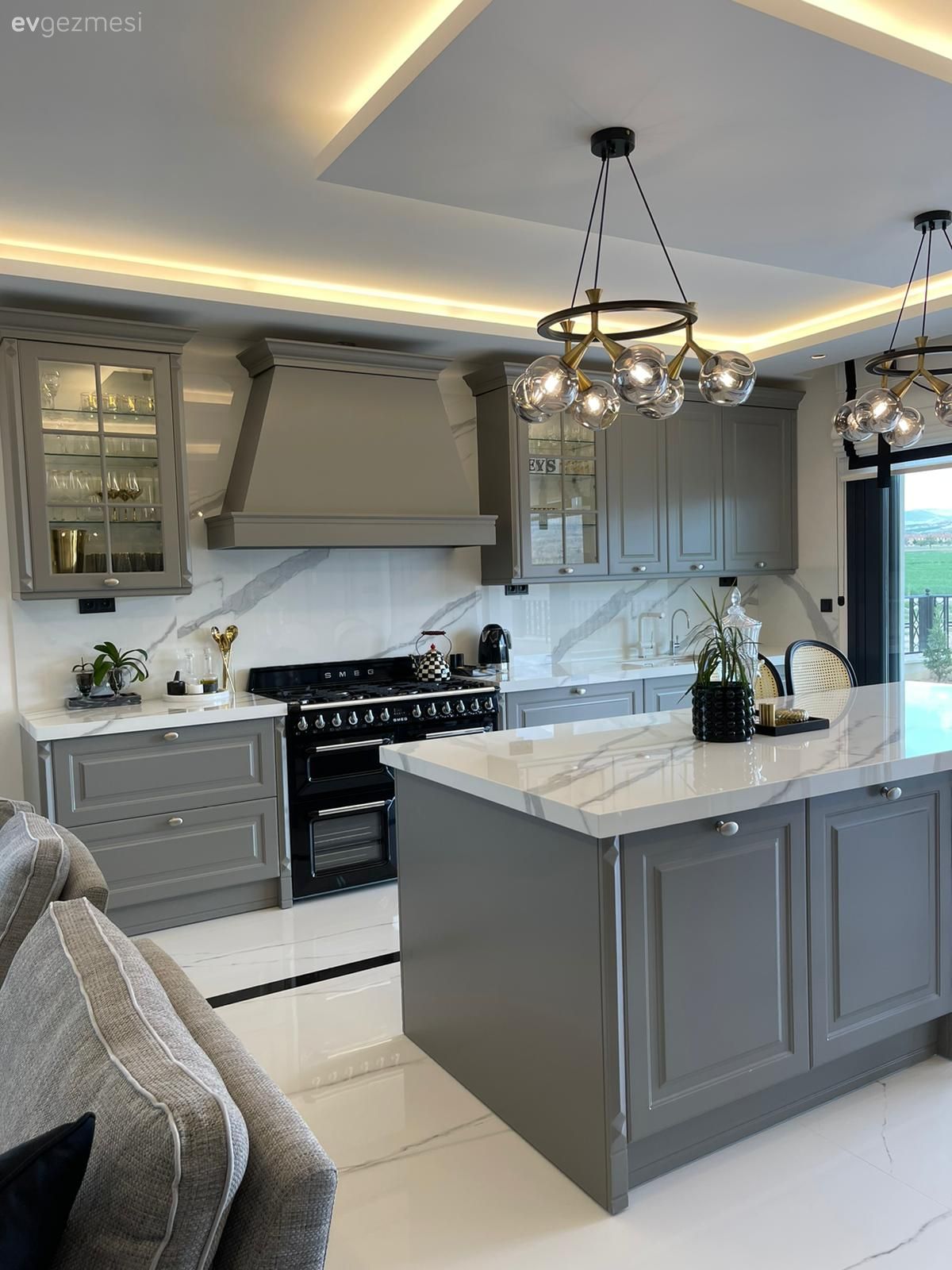 Mutfak, Art deko, Gri mutfak, Gri, Beyaz, Altın, Siyah, Büyük mutfak, Ada mutfak, Mermer, Mutfak tezgahı, Mutfak tezgah arası, Tezgah arası doğal taş, Mutfak zemin seramikleri, Mutfak Avize Modelleri, Led aydınlatma, Aydınlatma, Mutfak aksesuarları, Ankastre