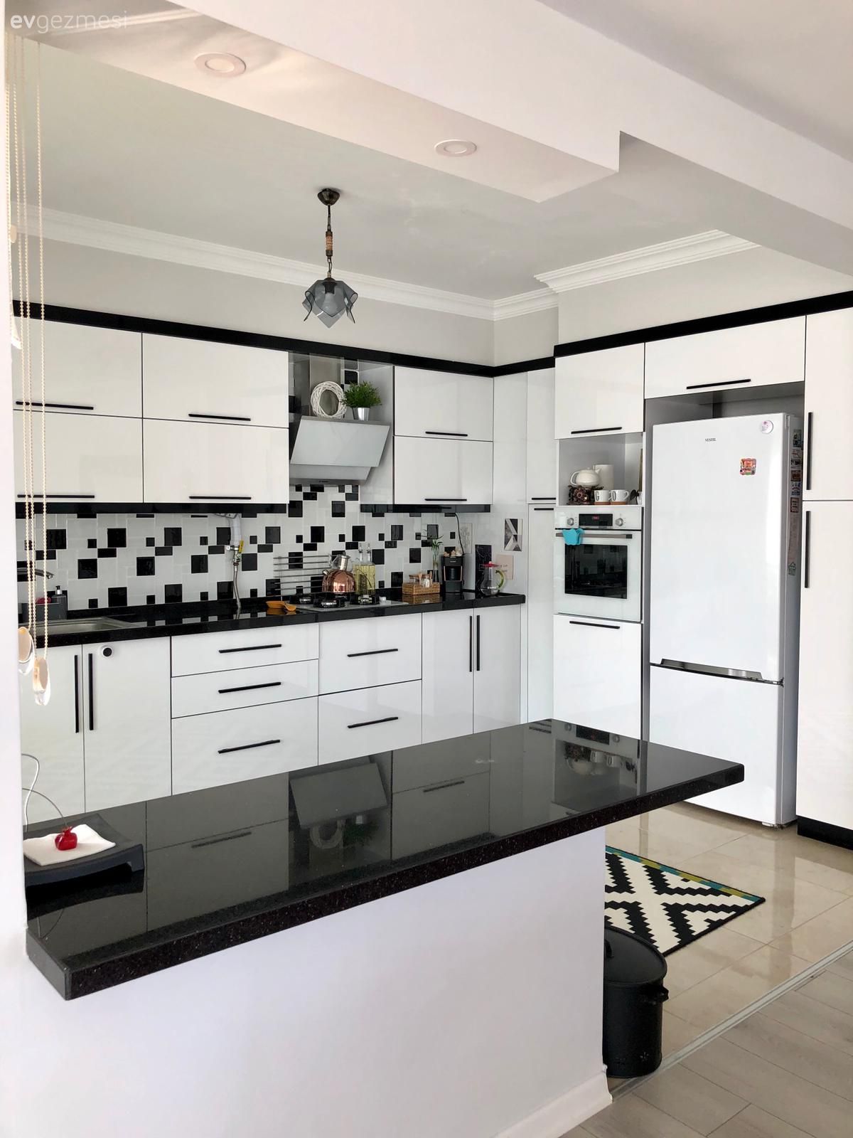 Mutfak, Beyaz, Siyah, Siyah tezgah, Mutfak tezgahı, Amerikan Mutfak, Mutfak yarım adası, Mutfak tezgah arası, Tezgah arası seramik, Mutfak halısı, Geometrik desen, Desenler, Davlumbaz, Ankastre
