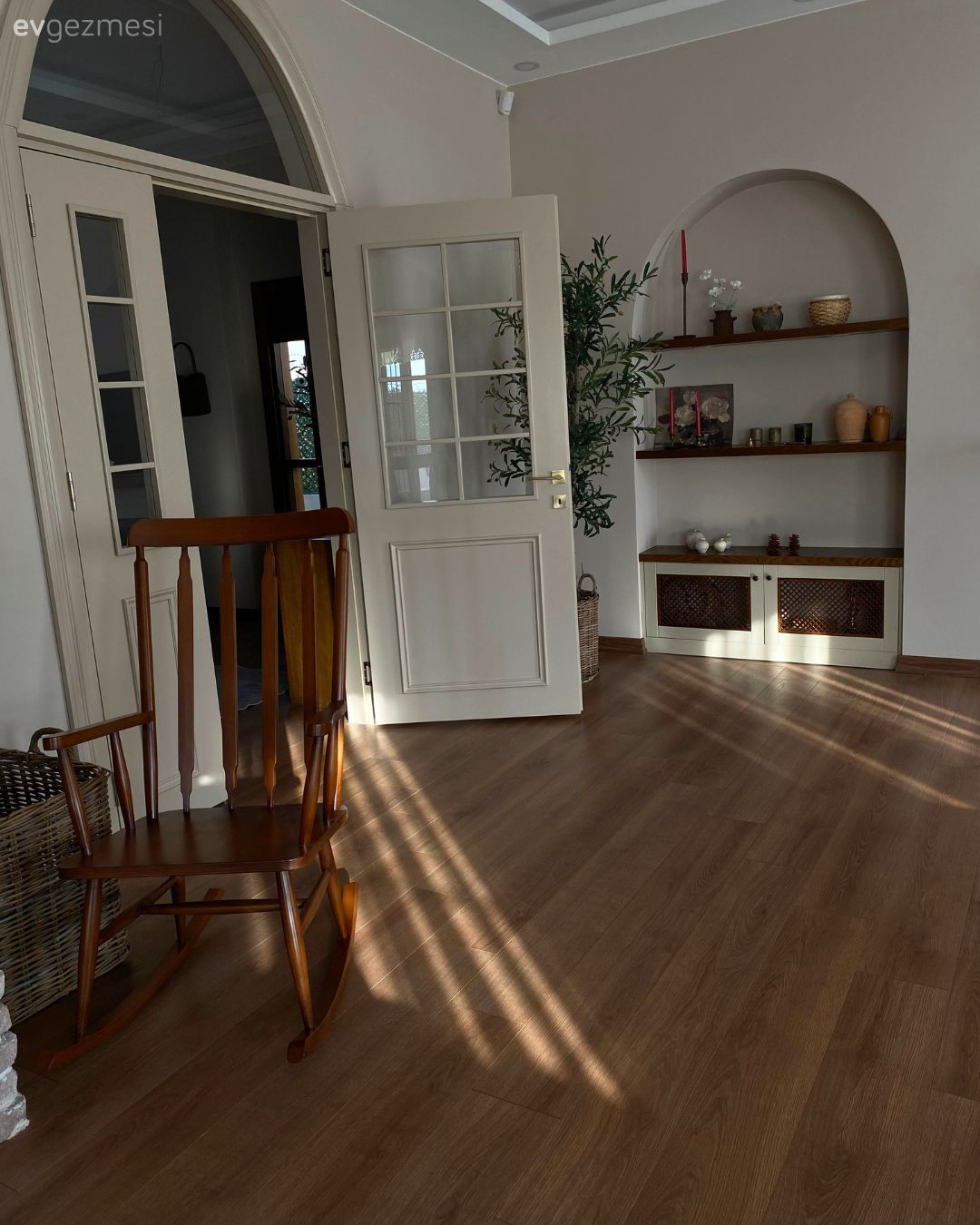 Salon, Modern rustik, Ahşap Mobilya, Duvar Nişleri, Duvar rafı, Duvar dekorasyonu, Ev bitkisi, Kapı , Parke, Sandalye, Beyaz, Krem, Bej, Kahverengi