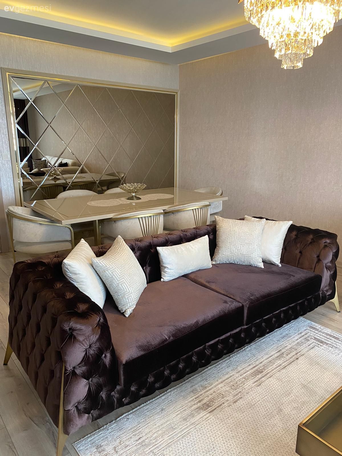 Salon, Kahverengi, Krem, Bej, Altın, Halı, Salon halısı, Sandalye, Yemek masası, Duvar ayna kaplama, Ayna, Led aydınlatma, Aydınlatma