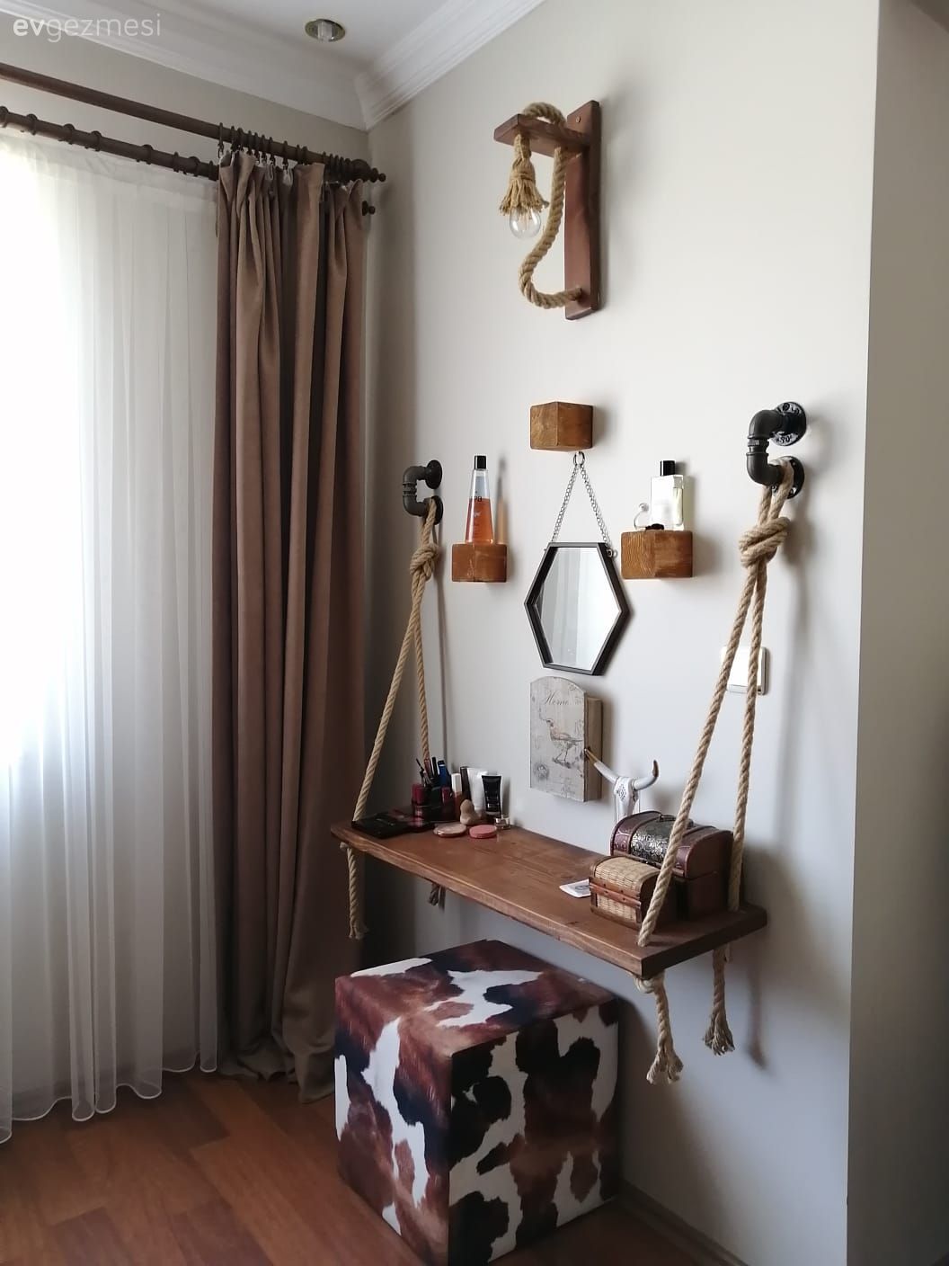 Yatak Odası, Gri, Kahverengi, Puf, Makyaj masası, Duvar rafı, Duvar dekorasyonu