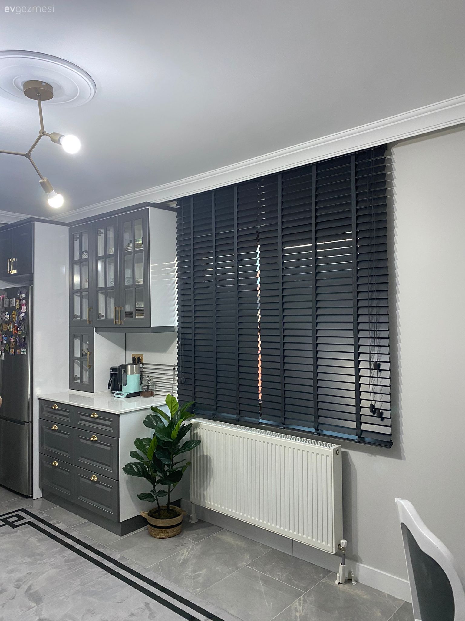 Mutfak, Beyaz, Gri, Ekstra mutfak dolabı, Mutfak halısı, Mutfak zemin seramikleri, Ev bitkisi, Jaluzi, Mutfak Avize Modelleri, Kahve köşesi