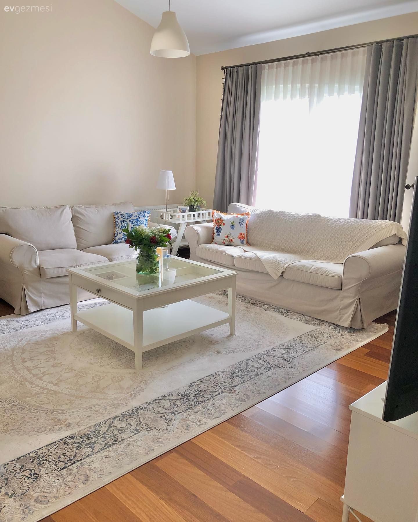 Oturma Odası, Country, Beyaz, Bej, Koltuk takımı, Orta sehpa, Sehpa, Kırlent, Ev tekstili, Mavi, Fon perde, Perde, Tül perde, Abajur, Aydınlatma, Desenler, Halı, Avize