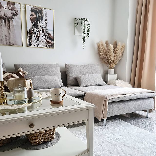 Salon, Modern, Gri, Beyaz, Köşe koltuk, Koltuk takımı, Orta sehpa, Sehpa, Halı, Salon halısı, Tablo, Duvar dekorasyonu, Fon perde, Perde, Kırlent, Ev tekstili, Yan sehpa, Vazo, Ev Aksesuar, Pampas otu, Gri koltuk