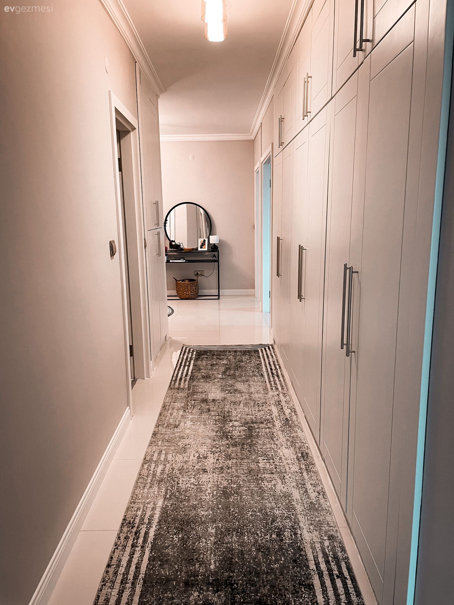 Bu Uyumlu Evde Duvarların Boş Durmasına Göz Yumulmamış