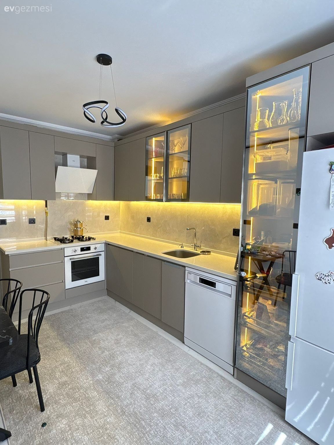 Bu L-Tipi Mutfakta Modern Tasarımlara Cam Kapaklar Eşlik Etmiş