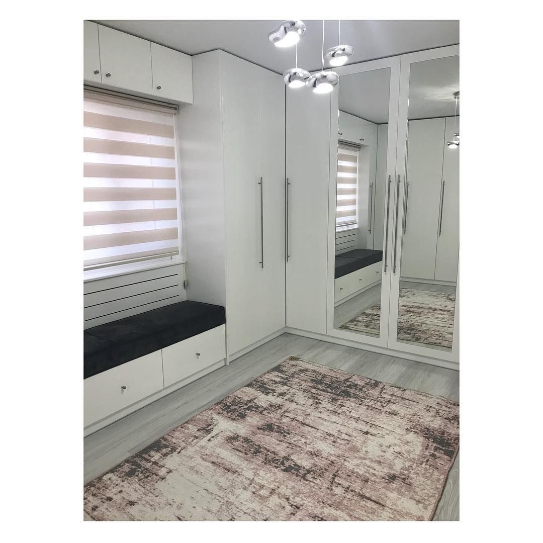 Giyinme odası, Halı, Gardrop, Yatak Odası, Beyaz, Sedir, Zebra Perde, Perde, Ayna kapaklı dolap, Ayna, Avize, Aydınlatma