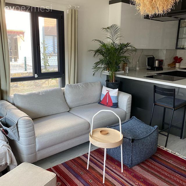 Salon, Gri, Kırmızı, Antrasit  , Siyah, Koltuk takımı, Kilim, Halı, Kırlent, Ev tekstili, Ev bitkisi, Amerikan Mutfak, Mutfak, Fon perde, Perde, Sandalye, Bohem Dekorasyon