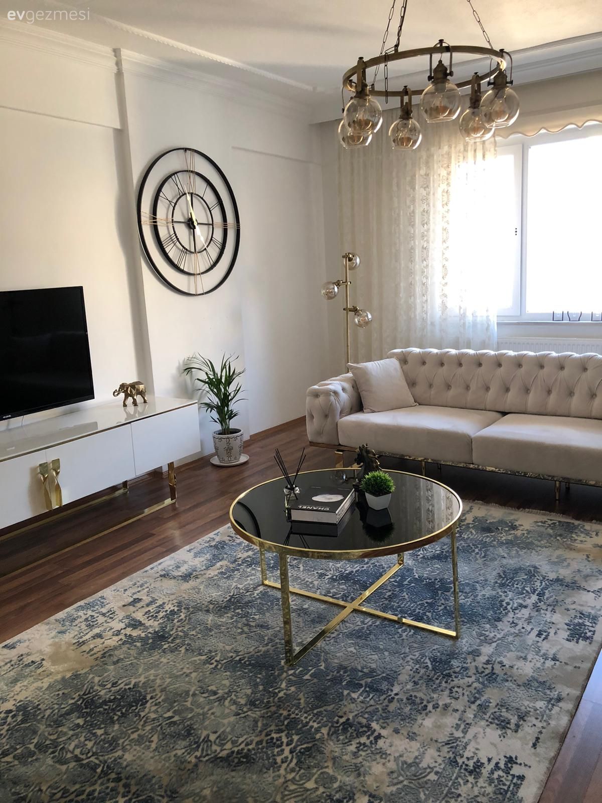 Salon, Modern, Beyaz, Altın, Siyah, Koltuk takımı, Orta sehpa, Sehpa, Halı, Salon halısı, Yuvarlak sehpa, Tablo, Duvar dekorasyonu, Avize, Aydınlatma, Salon avizesi, Tül perde, Perde, Dekoratif Objeler, Gri, Tv ünitesi, Tv ünitesi aksesuarları, Ev Aksesuar, Duvar saati, Metal duvar saati