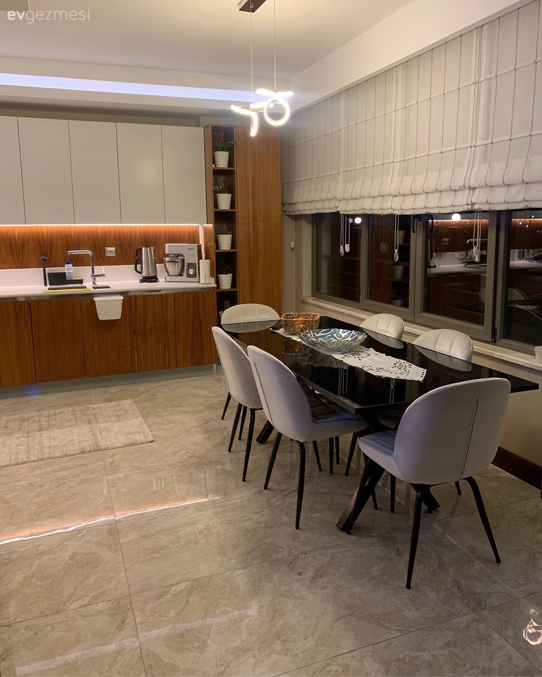 Mutfak, Beyaz, Kahverengi, Modern mutfak, Mutfak tezgahı, Mutfak tezgah arası, Kulpsuz mutfak dolabı, Led aydınlatma, Aydınlatma, Mutfak Avize Modelleri, Mutfak perdesi, Mutfak halısı, Katlamalı perde, Perde, Mutfak masası, Sandalye, Büyük mutfak