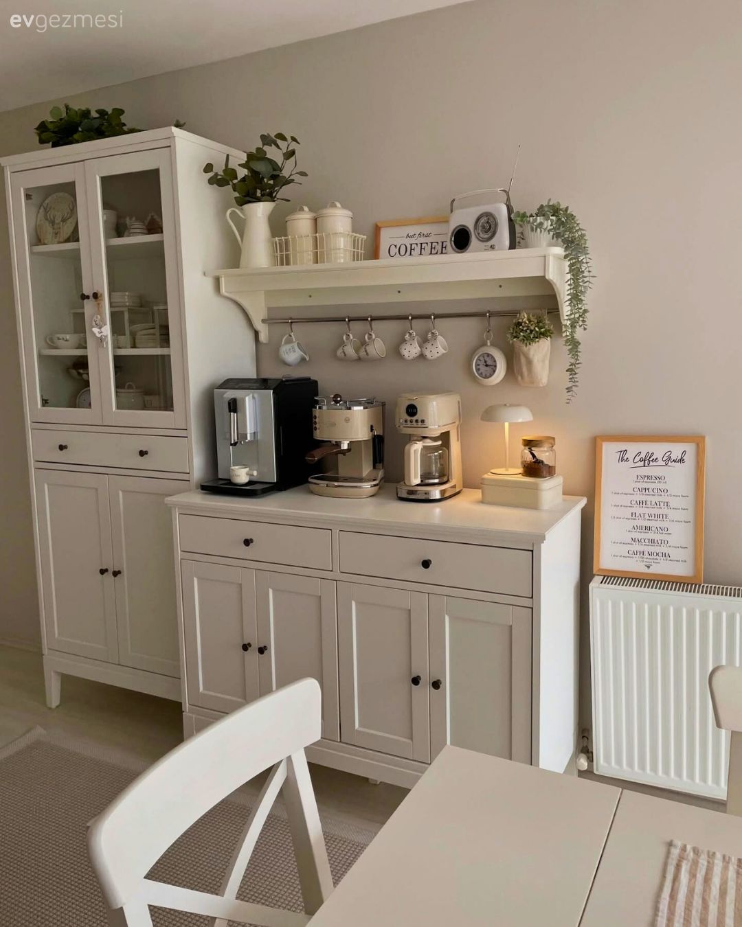 Kahve köşesi, Beyaz, Cam kapaklı dolap, Mutfak rafı, Mutfak, Shaker kapaklı dolaplar, Mutfak sandalyesi, Mutfak masası