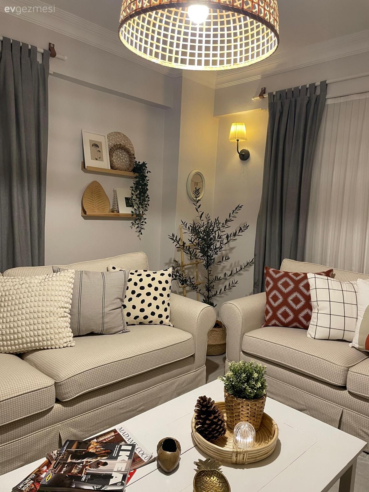 Salon, İskandinav, Beyaz, Gri, Ahşap Mobilya, Fon perde, Perde, Tül perde, Koltuk takımı, Orta sehpa, Sehpa, Duvar rafı, Duvar dekorasyonu, Hasır avize, Salon halısı, Sandalye, Kırlent, Ev tekstili, Aplik, Aydınlatma