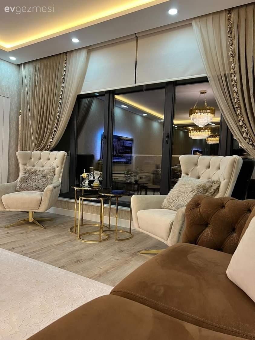 Salon, Modern, Kahverengi, Krem, Tül perde, Perde, Fon perde, Spot aydınlatma, Aydınlatma, Berjer, Altın, Stor perde, Metal ayaklı sehpa, Sehpa, Halı, Salon halısı, Kırlent, Ev tekstili