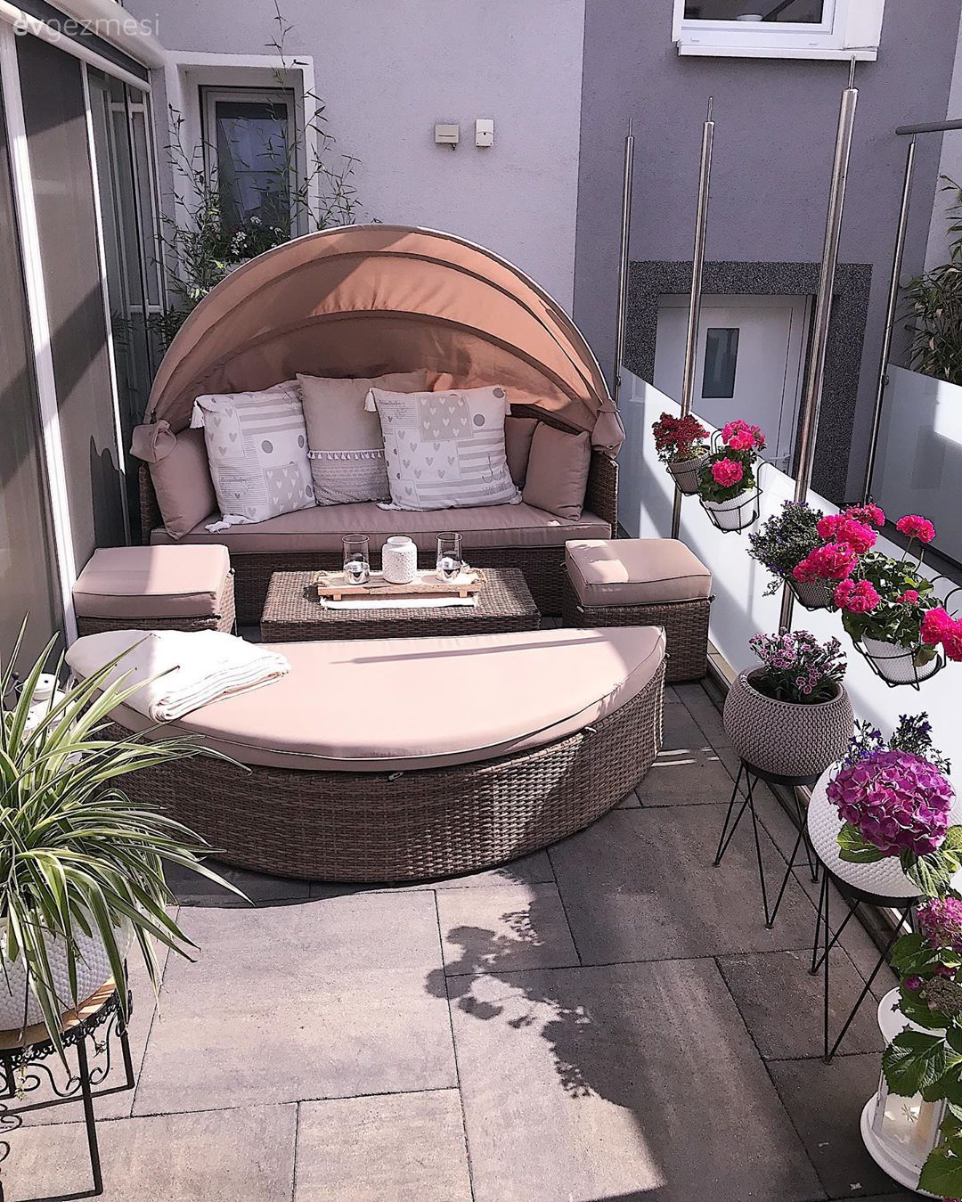 Balkon, Balkon oturma grubu, Balkon masası, Balkon çiçekleri, Saksı, Kırlent, Ev tekstili, Sedir, Kahverengi, Krem, Hasır