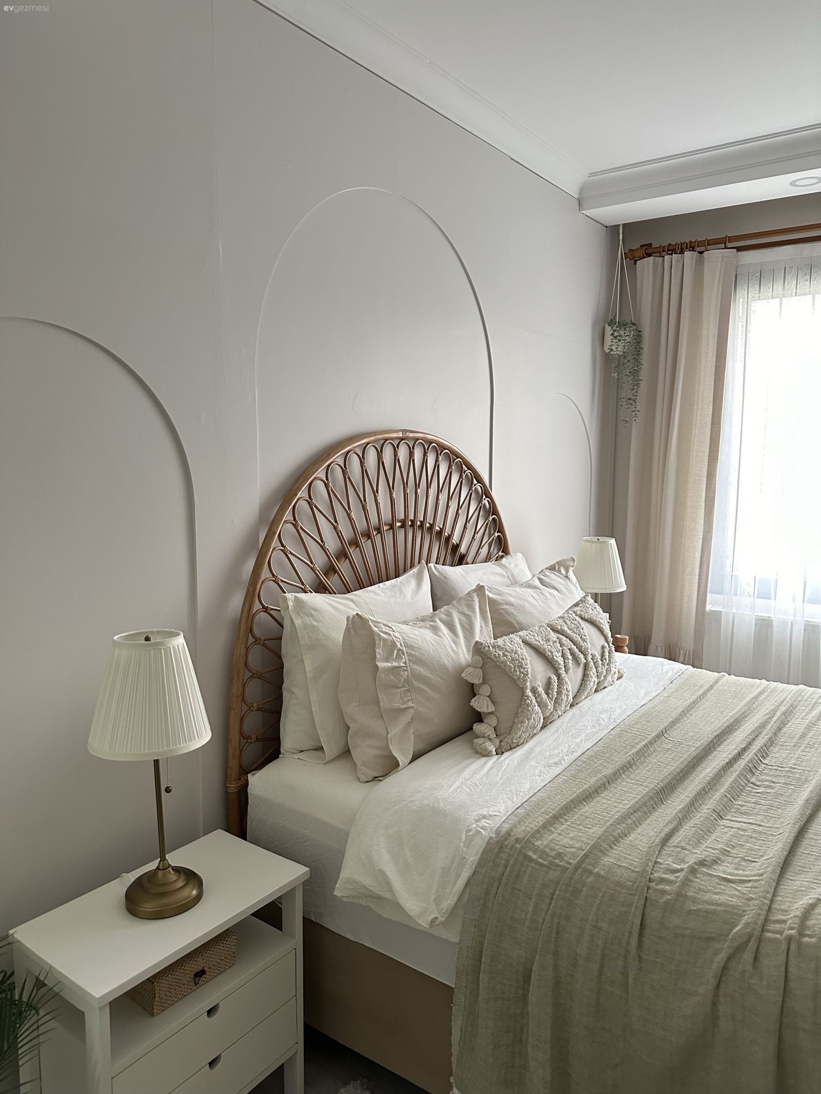 Duvar dekorasyonu, Beyaz, Bej, Duvar çıtalama, Komodin, Abajur, Aydınlatma, Yatak başlığı, Yatak Odası, Hasır
