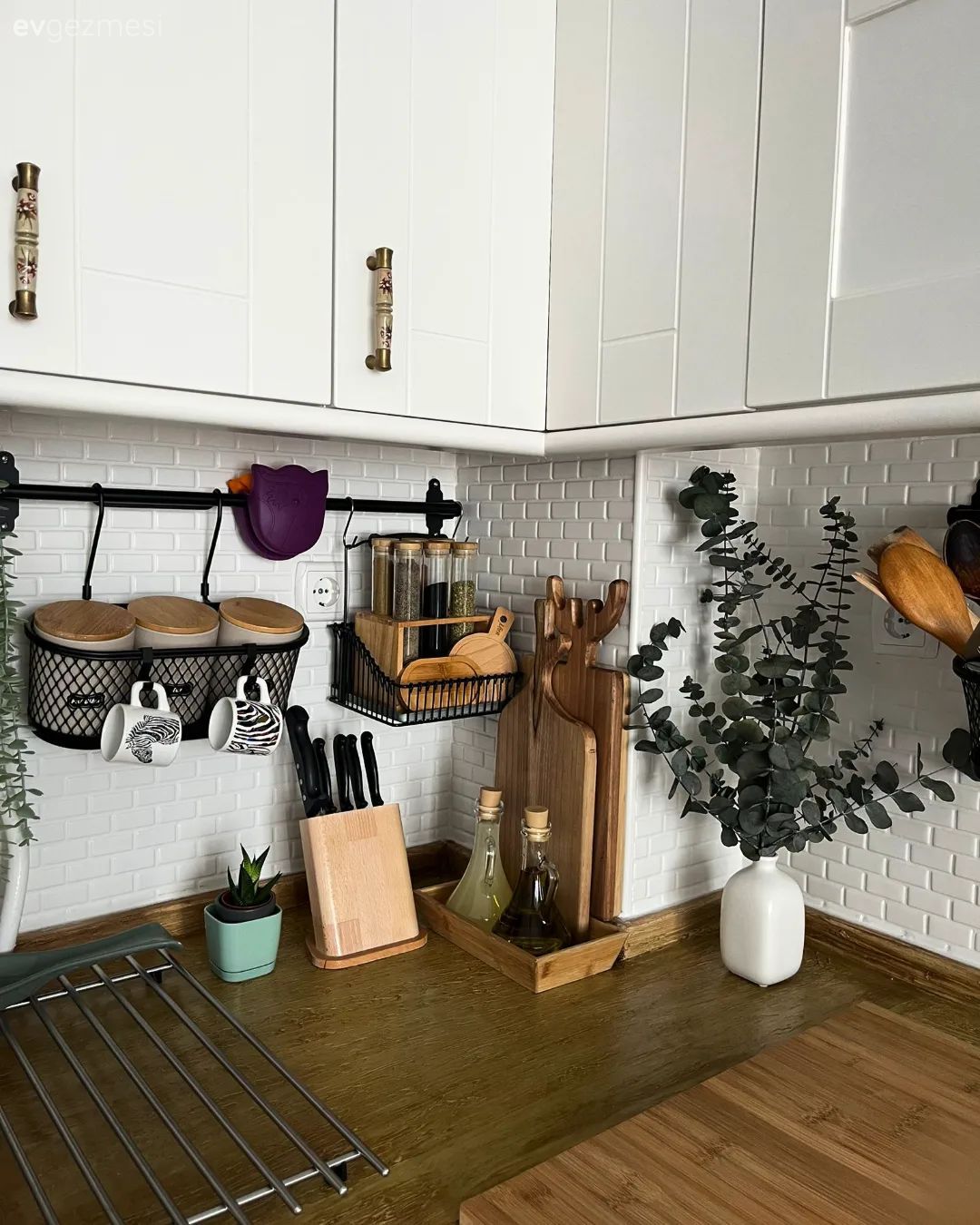 Öncesi&Sonrası: Sadece Boya ile Tüm Kabuğunu Değiştiren Mutfak!