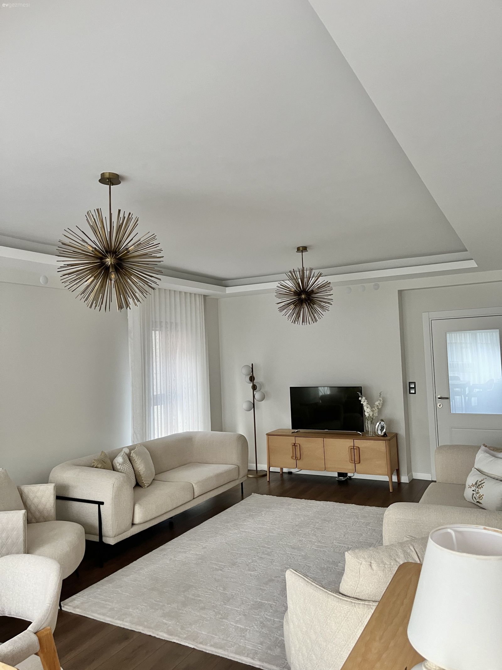 Salon, Modern, İskandinav, Beyaz, Krem, Bej, Vizon, Koltuk takımı, Perde, Avize, Aydınlatma, Halı, Salon halısı, Ev bitkisi, Tv ünitesi, Tv ünitesi aksesuarları, Ev Aksesuar, Dekoratif Objeler, Berjer