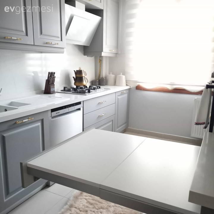 Mutfak, Gri mutfak, Modern mutfak, Gri, Beyaz, Mutfak tezgahı, Mutfak tezgah arası, Tezgah arası seramik, Davlumbaz, Mutfak perdesi, Mutfak halısı, Koridor tipi mutfak, Shaker kapaklı dolaplar, Mutfak masası
