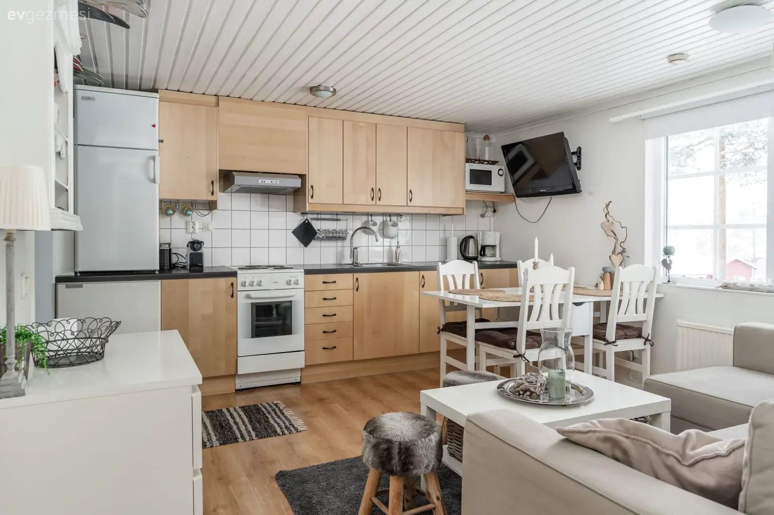 İki Yatak Odasını İçine Sığdıran 34 M2'lik Kırmızı Ev!