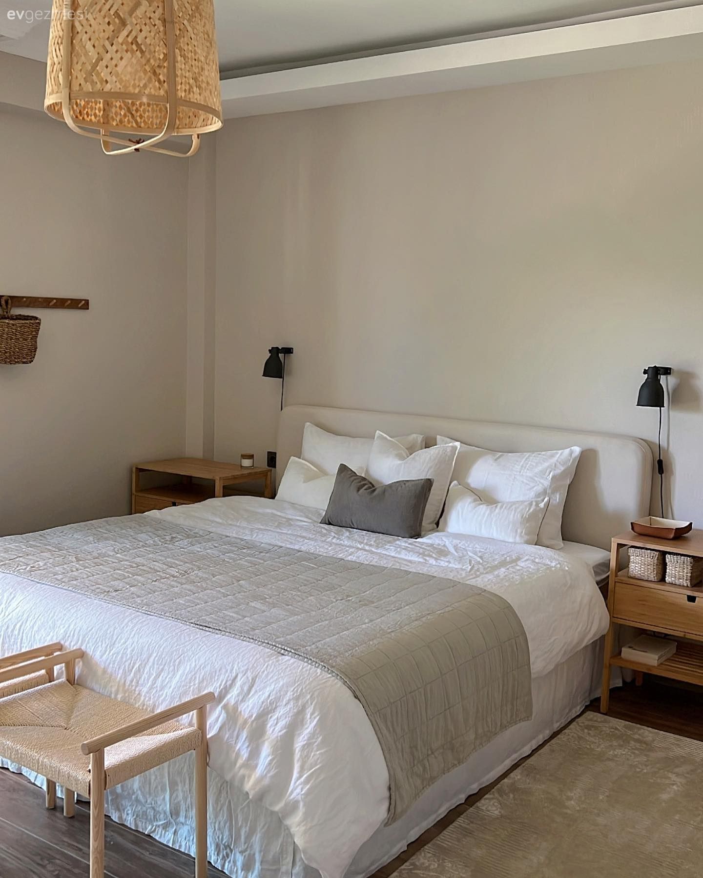 Yatak Odası, Beyaz, Bej, Gri, Yatak örtüsü, Ahşap Mobilya, Hasır avize, Komodin, Halı