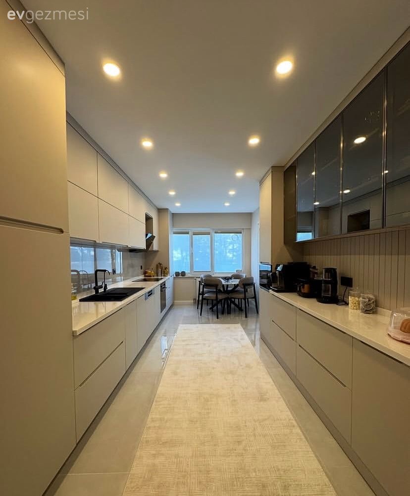 Koridor Tipi Bu Mutfakta Kulpsuz Panel Kapaklar Zamansızlık Sunmuş