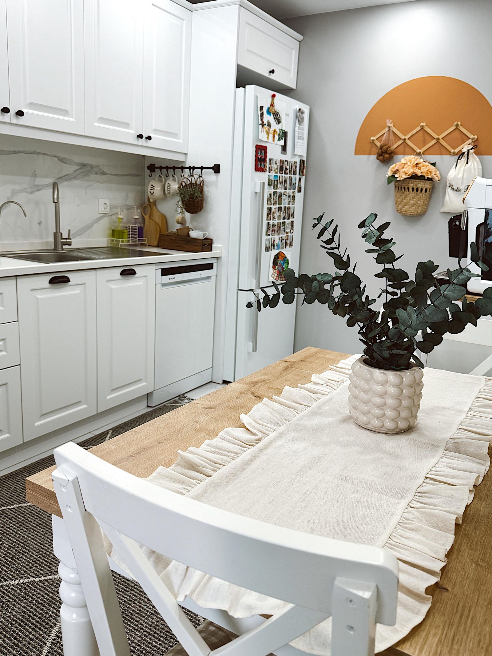 Mutfak, Beyaz, Beyaz mutfak, Shaker kapaklı dolaplar, Mutfak tezgahı, Mutfak tezgah arası, Mutfak masası, Mutfak sandalyesi, Mutfak aksesuarları