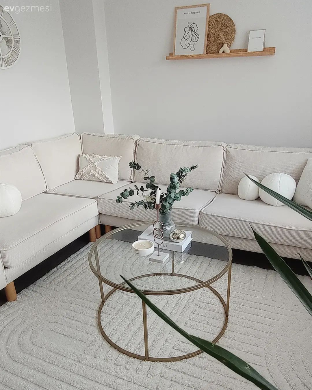 Salon, İskandinav, Beyaz, Köşe koltuk, Koltuk takımı, Duvar rafı, Duvar dekorasyonu, Halı, Salon halısı, Orta sehpa, Sehpa, Kırlent, Ev tekstili, Cam orta sehpa