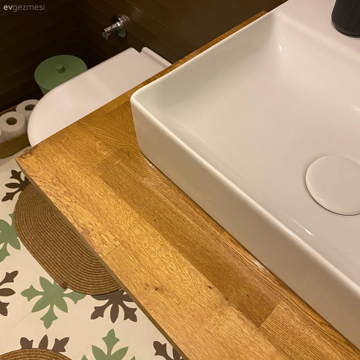 Yeşil ve Kahverengiyle Yenilenen Bu Banyo Adeta Doğanın Yansıması!