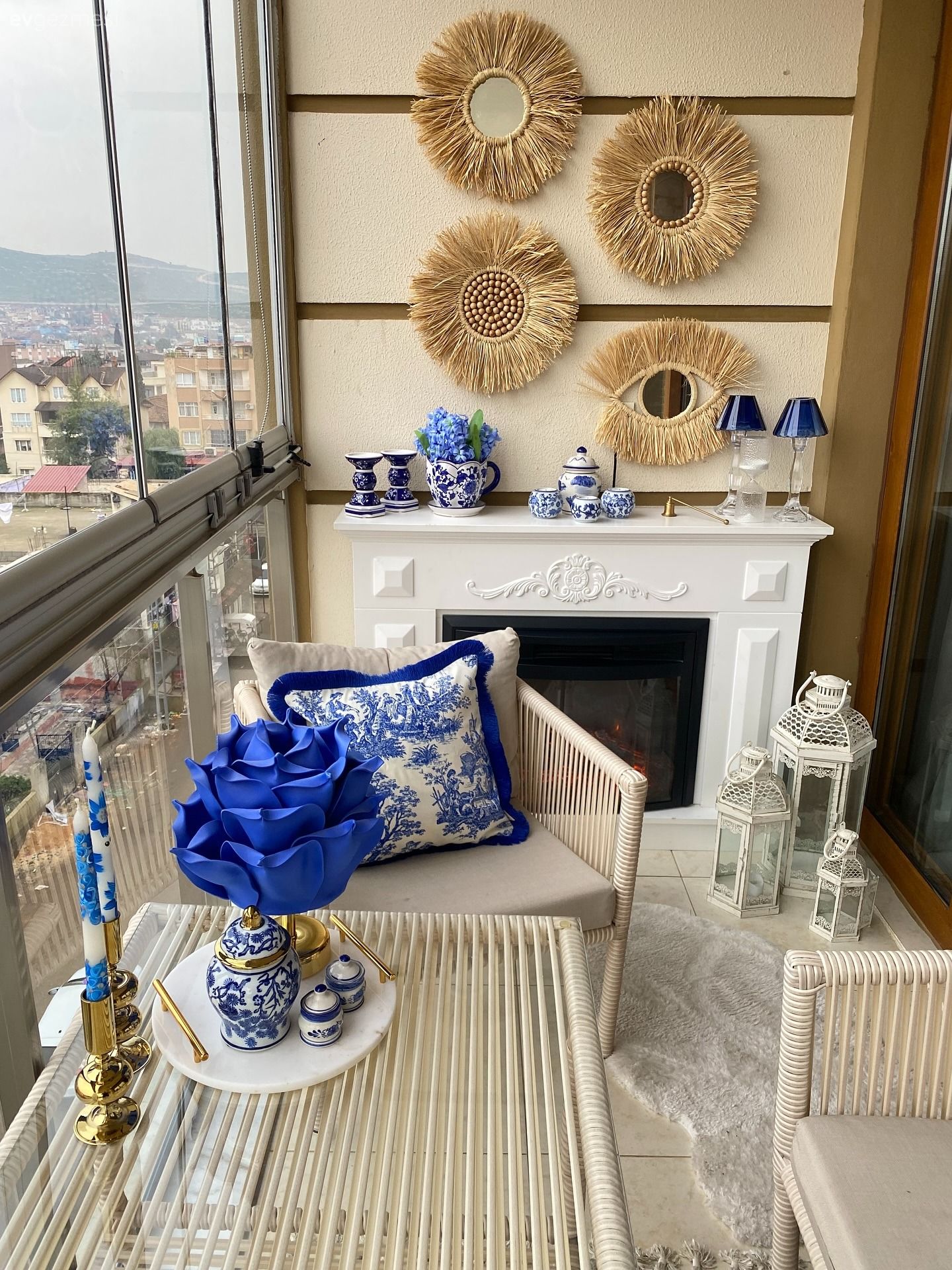 Blue Blanc Desenle Güzelleşen Bu Balkonun Keyfine Diyecek Yok