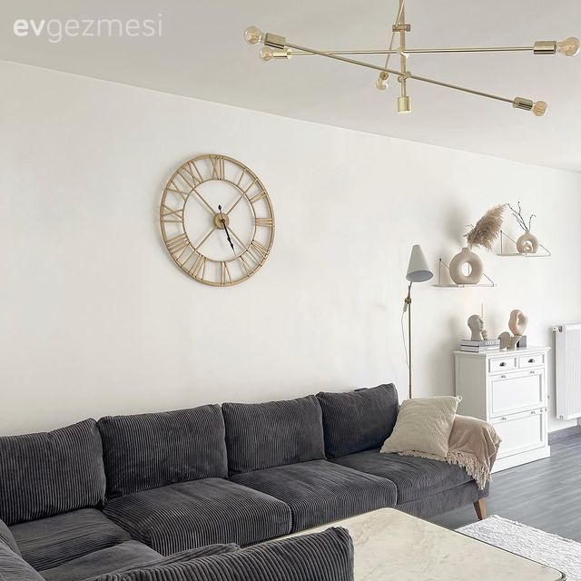 Altın, Duvar dekorasyonu, Metal duvar saati, Köşe koltuk, Koltuk takımı, Beyaz, Gri, Gri koltuk, Orta sehpa, Sehpa, Halı, Kırlent, Ev tekstili