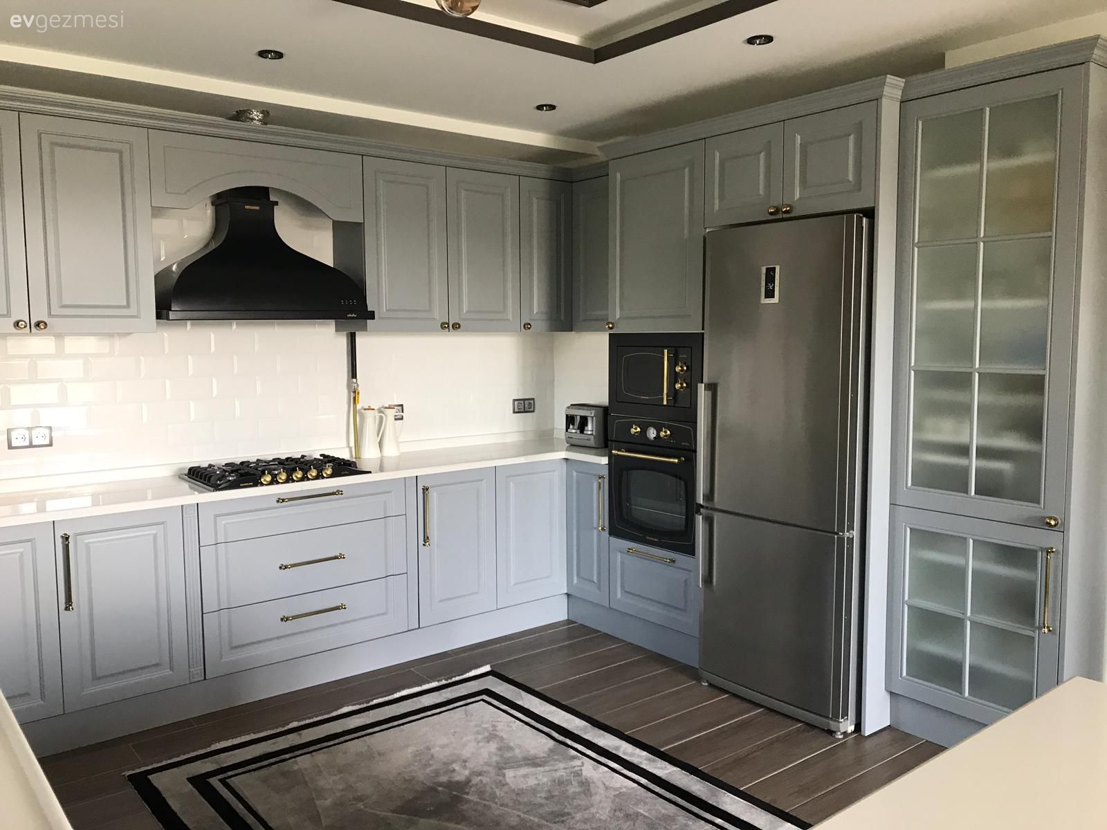 Mutfak, Amerikan Mutfak, Gri, Beyaz, Mutfak tezgahı, Mutfak tezgah arası, Tavan dekorasyon, Altın, Siyah, Davlumbaz, Tezgah arası seramik, Mutfak zemin seramikleri, Mutfak halısı, Ankastre