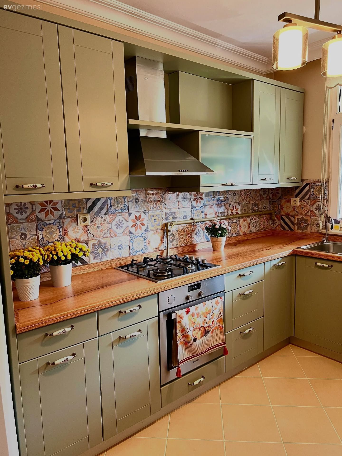 Kahverenginin Yeşile Geçiş Yaptığı Bu Mutfak İlham Dolu