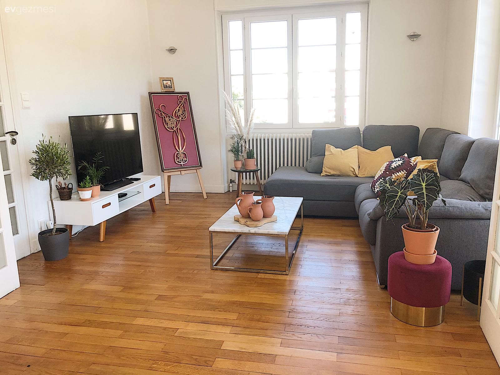 Salon, Modern, Koltuk takımı, Gri, Sarı, Pembe, Köşe koltuk, Parke, Beyaz, Tv ünitesi, Tv ünitesi aksesuarları, Ev Aksesuar, Orta sehpa, Sehpa, Sehpa üstü aksesuarı, Puf, Ev bitkisi, Kırlent, Ev tekstili