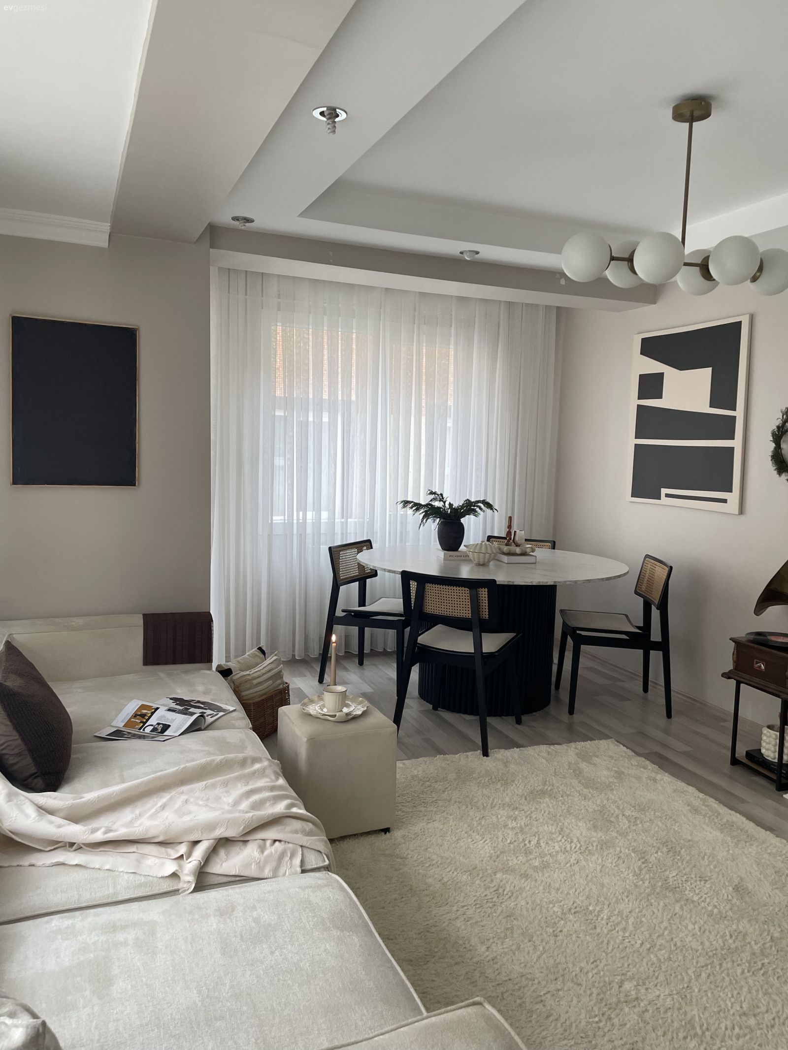 Salon, Modern, İskandinav, Beyaz, Bej, Krem, Koltuk takımı, Siyah, Hazeran, Yemek masası, Sandalye, Tablo, Duvar dekorasyonu, Tül perde, Perde, Halı, Salon halısı, Avize, Aydınlatma, Salon avizesi