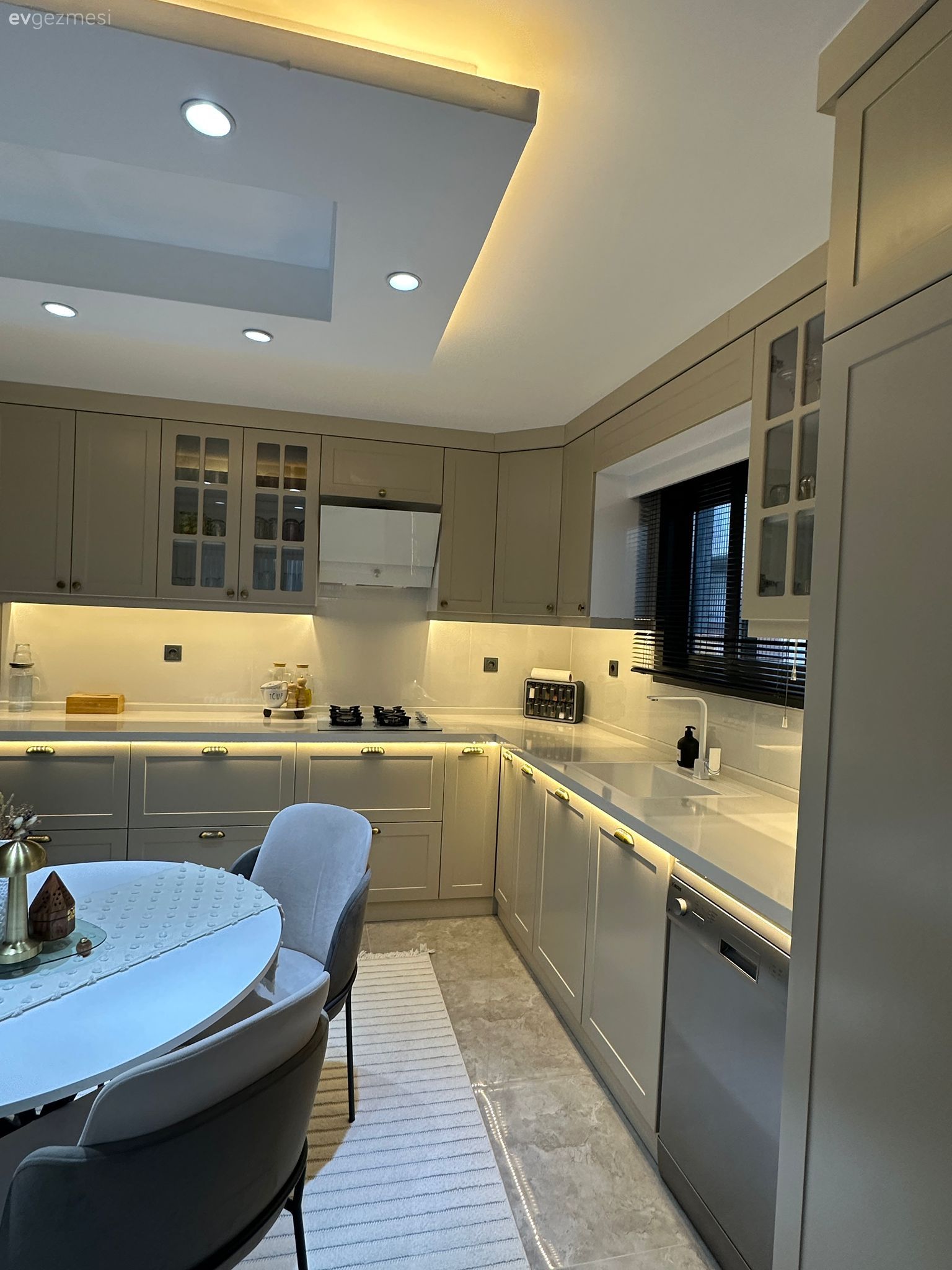 Mutfak, Country mutfak, Bej, Gri, Beyaz, Mutfak tezgahı, Mutfak tezgah arası, Mutfak perdesi, Davlumbaz, Mutfak halısı, Jaluzi, Mutfak sandalyesi, Mutfak masası, Shaker kapaklı dolaplar, Spot aydınlatma, Aydınlatma, Mutfak zemin seramikleri