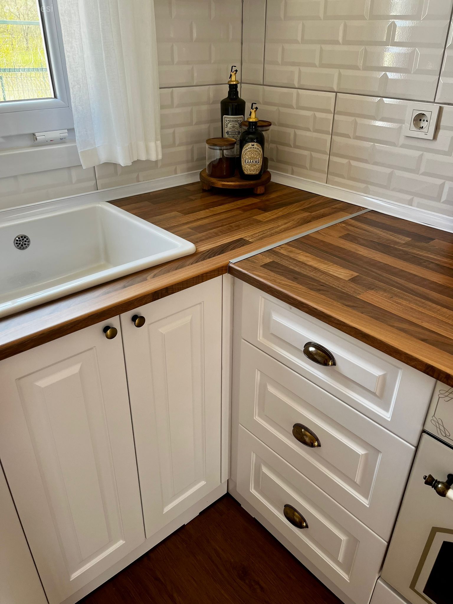 Country, Beyaz, Beyaz ve ahşap mutfak, Mutfak, Ahşap mutfak tezgahı, Mutfak tezgahı, Shaker kapaklı dolaplar, Metro seramik, Seramik, Mutfak aksesuarları, Pencere önü eviye, Eviye 