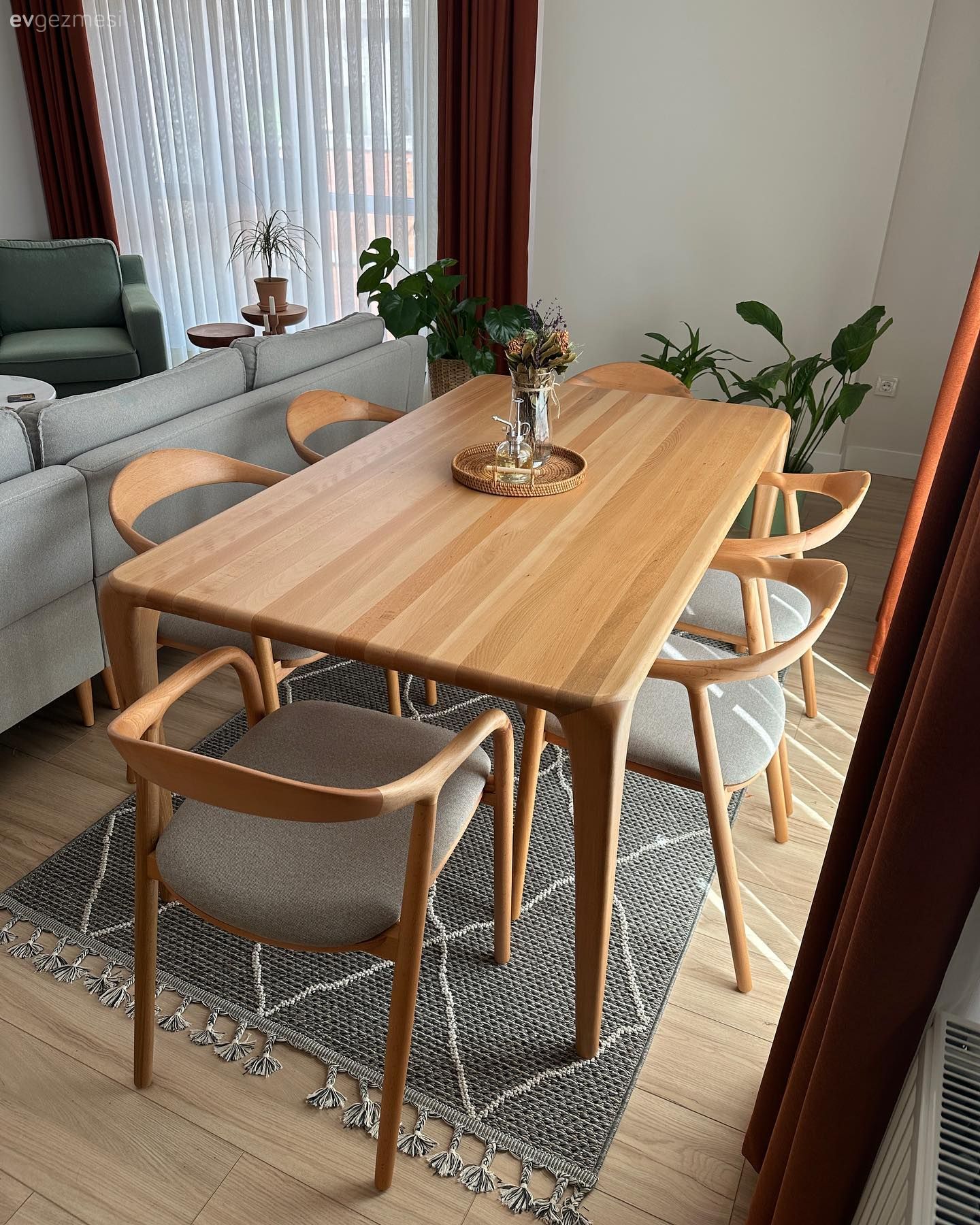 Soft Yeşil Berjer, Kiremit Perde: Renklerin Dozunu İyi Ayarlamış Bir Dekor!