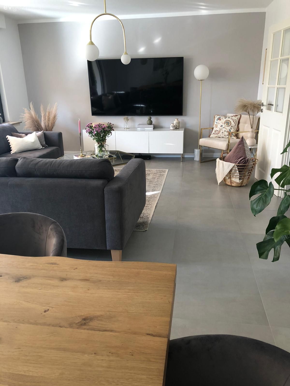 Salon, Bohem Dekorasyon, Gri, Beyaz, Pudra pembe, Altın, Köşe koltuk, Koltuk takımı, Tv ünitesi, Tv ünitesi aksesuarları, Ev Aksesuar, Berjer, Orta sehpa, Sehpa, Metal ayaklı sehpa, Geometrik mobilya, Halı, Salon halısı, Vazo, Pampas otu, Avize, Aydınlatma, Gri duvar