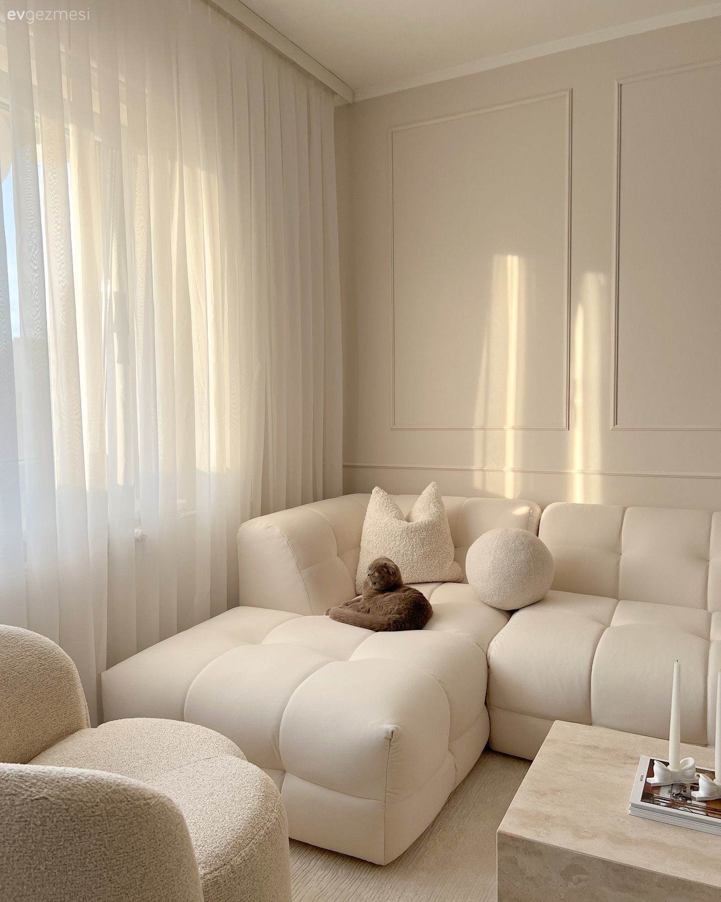 Beyazlara Aşık Bu Evde Yumuşak Hatlar Belirgin