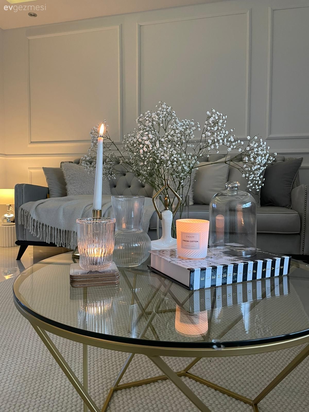 Salon, Gri, Duvar çıtalama, Beyaz, Kırlent, Ev tekstili, Koltuk takımı, Halı, Salon halısı, Orta sehpa, Sehpa, Cam orta sehpa, Altın, Dekoratif Objeler