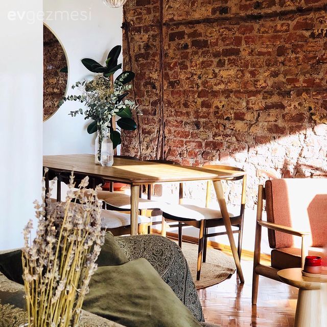 Taş duvar, Duvar dekorasyonu, Vazo, Ev Aksesuar, Ev bitkisi, Kahverengi, Beyaz, Ahşap Mobilya, Sandalye, Sehpa, Yemek Odası