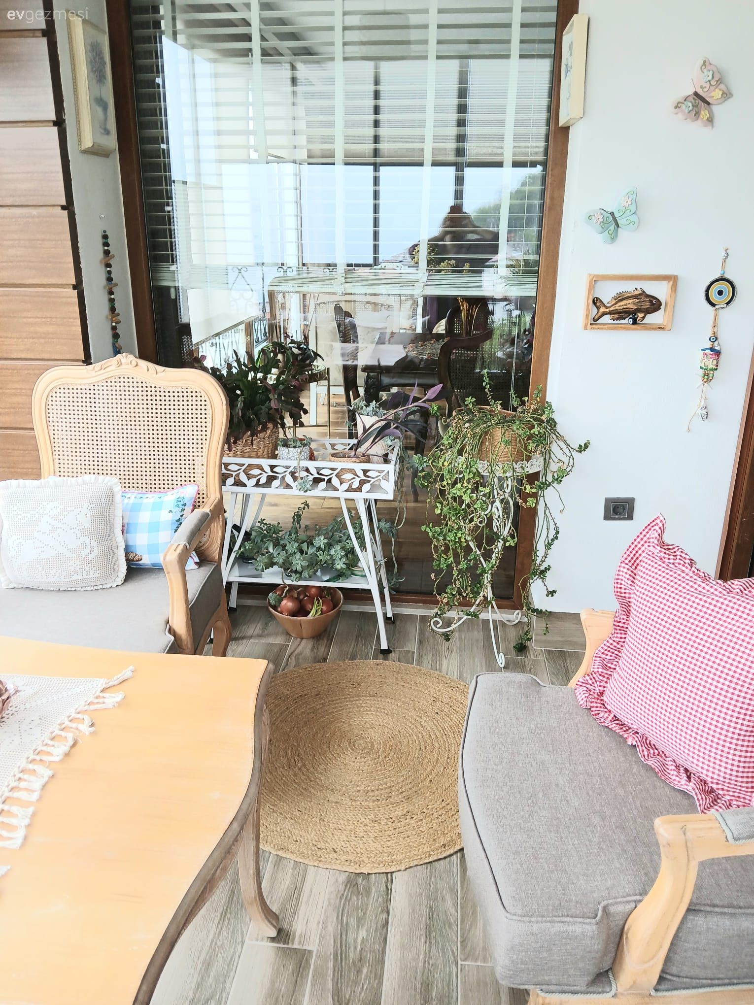 Ordu'daki Bu Evde Kırmızının Cazibesi Açık Mutfağa Yansımış