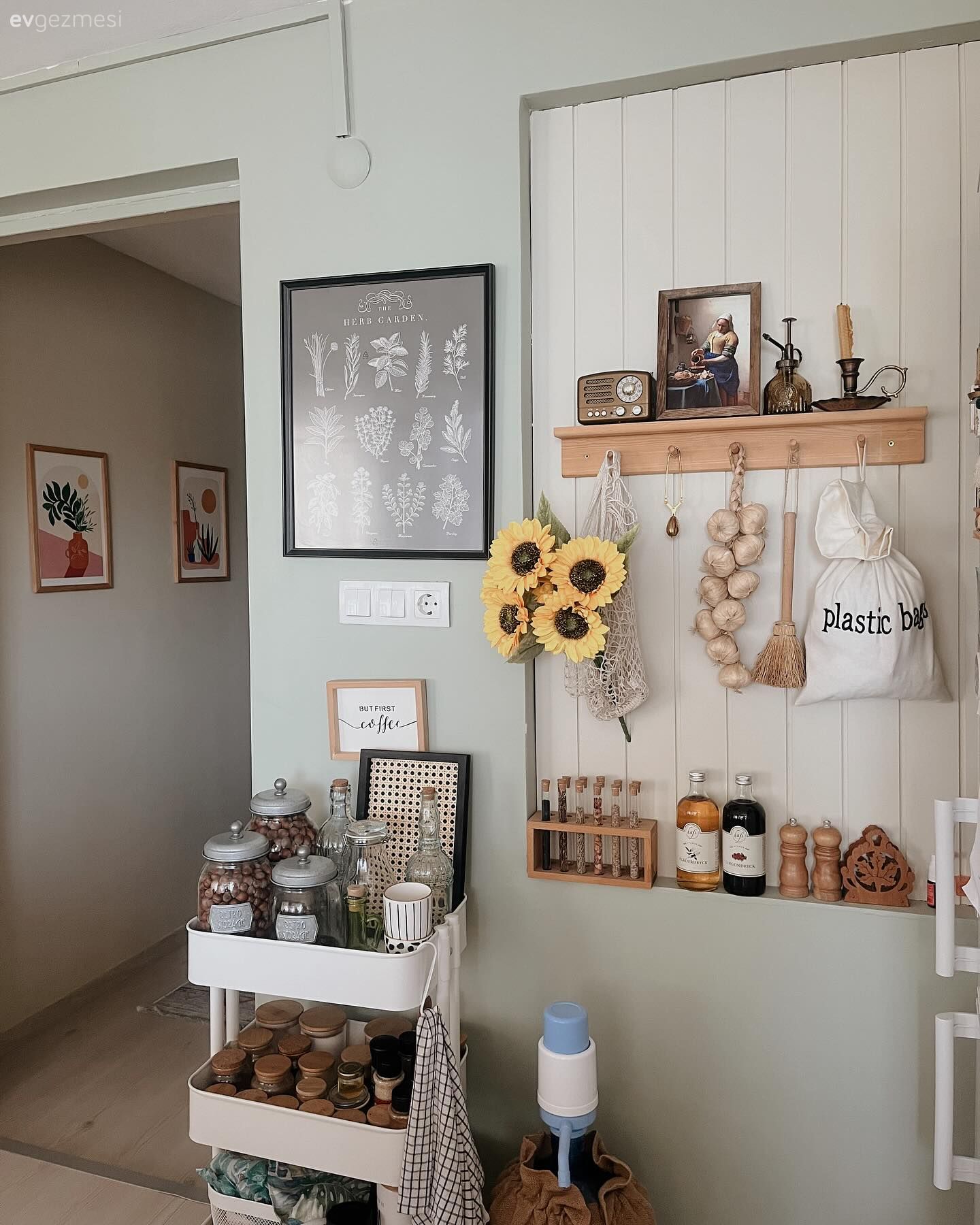 Bu Bohem Dekorda Salonun Yüksek Enerjisini Mutfak Dengeliyor!