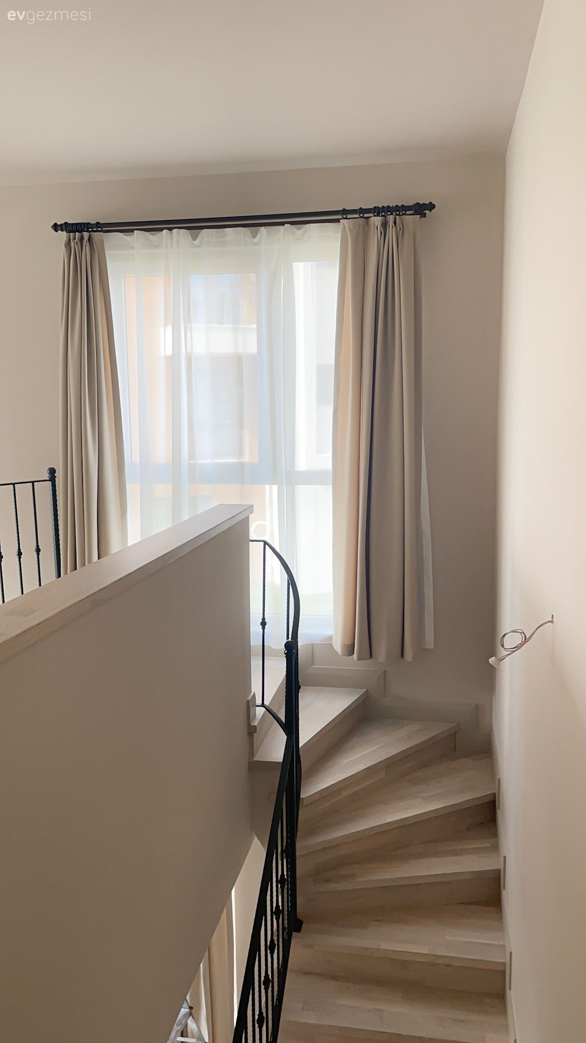 Dubleks evler, Beyaz, Merdiven, Fon perde, Perde, Tül perde