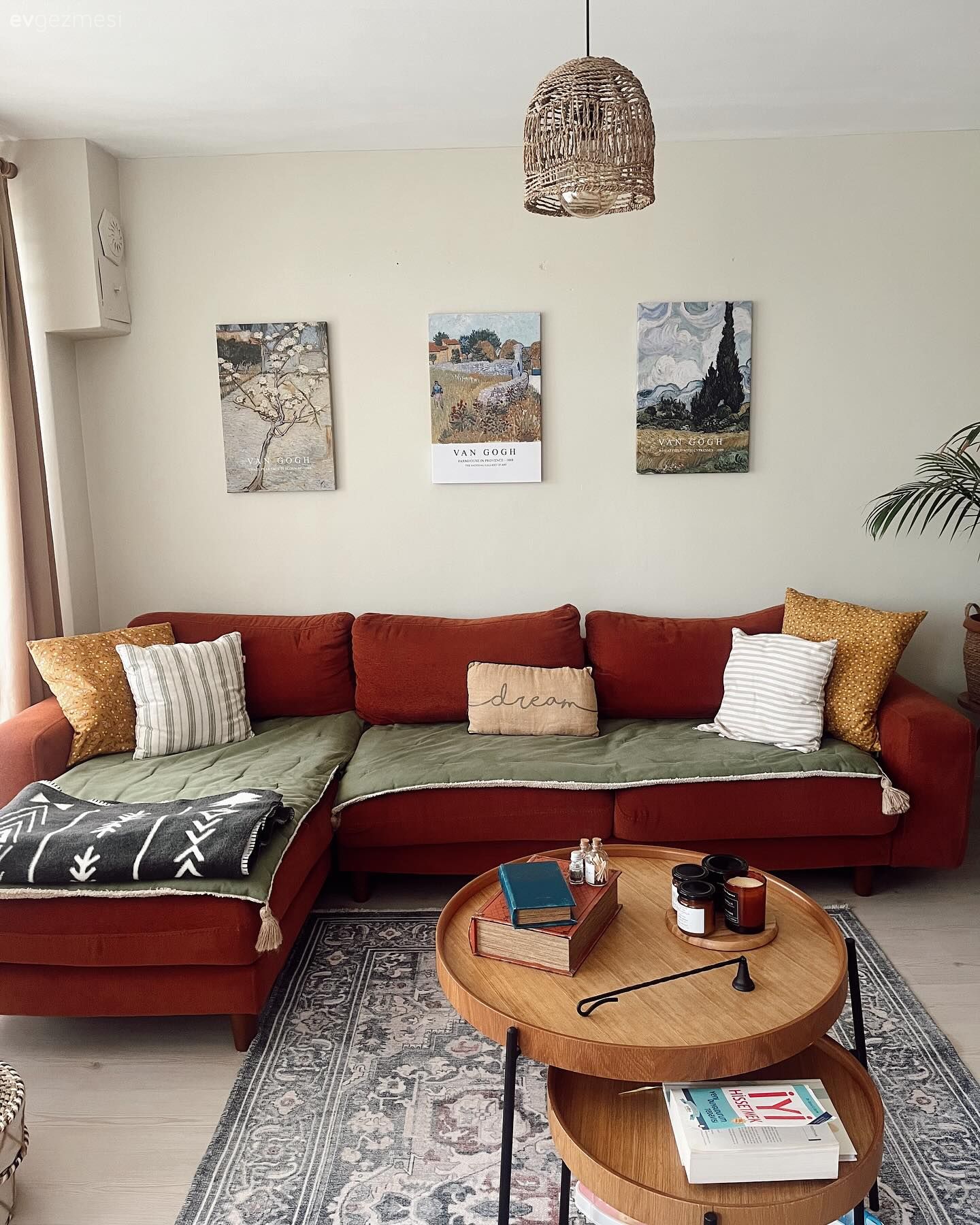 Bu Bohem Dekorda Salonun Yüksek Enerjisini Mutfak Dengeliyor!