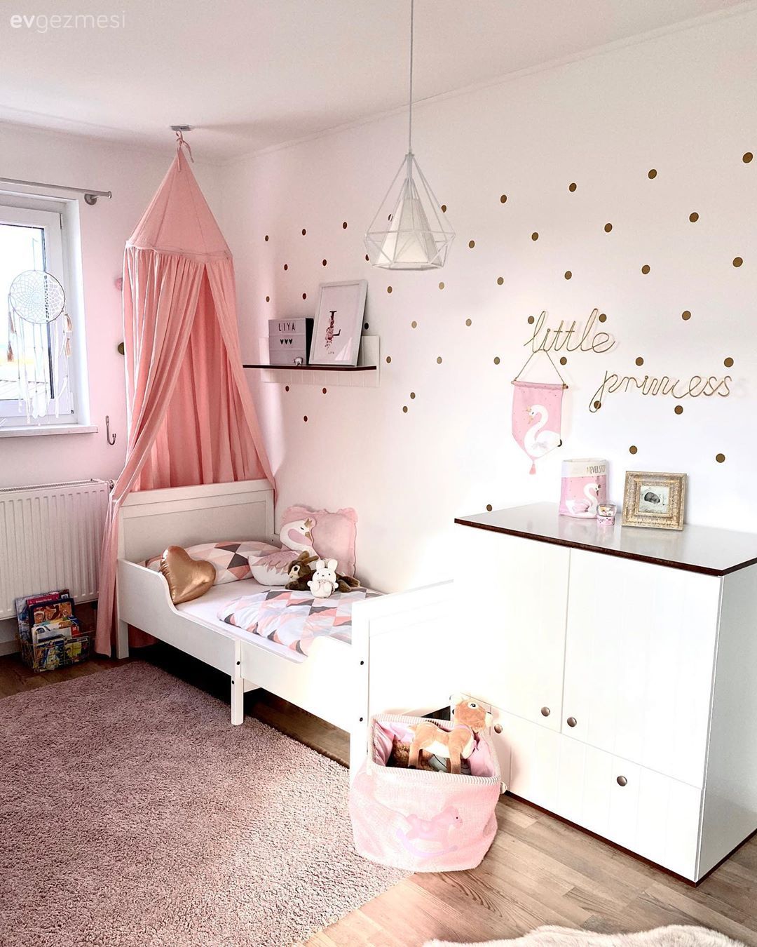 Bu Havadar Evin İçinde Açık Renkler Ahşaplarla Yoğrulmuş