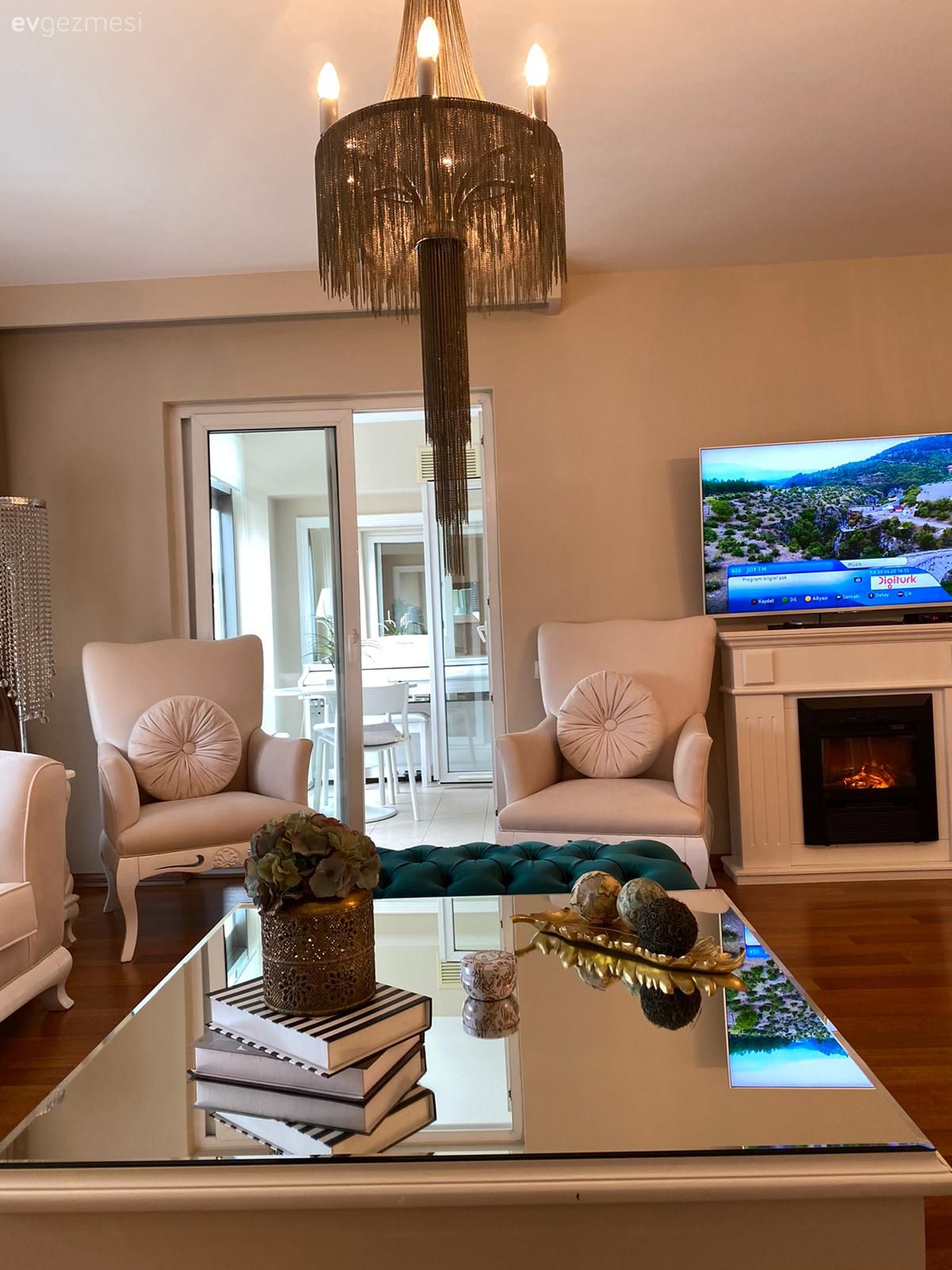 Beyaz, Zümrüt yeşili, Şömine, Avize, Aydınlatma, Salon avizesi, Aynalı mobilya, Ayna, Orta sehpa, Sehpa, Kırlent, Ev tekstili, Kapitone puf