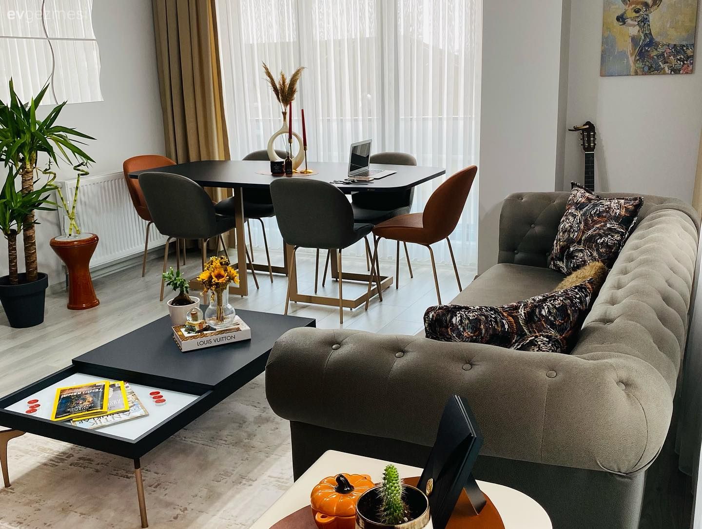 Bu İstanbul Evinde Turuncunun Enerjisi Dekora Hareket Katmış